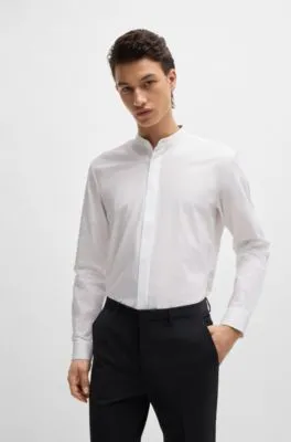 Camisa slim fit de algodón con detalles estampados en el interior de la tapeta