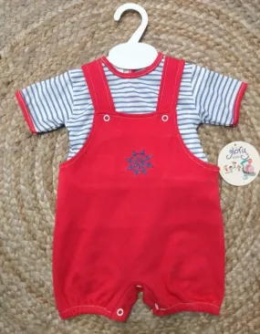 Peto de niño rojo con camiseta rayas .